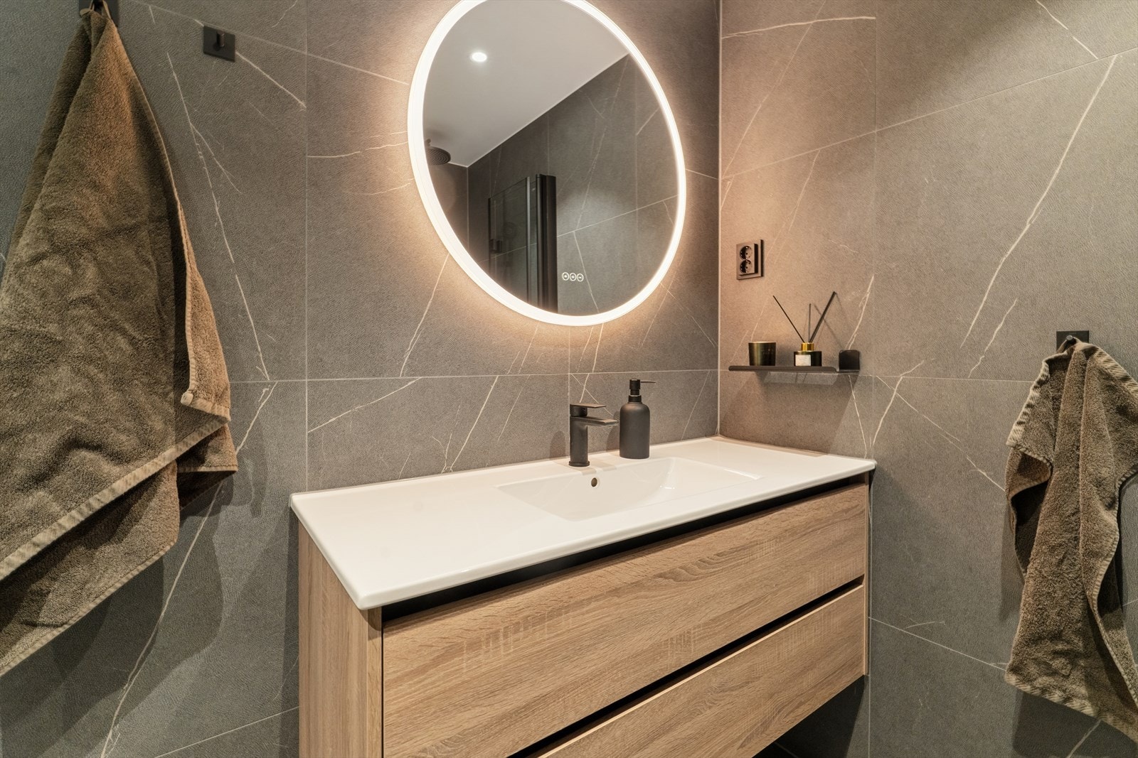 Moderne og stilig bad som ble totalrenovert i desember 2024 med flislagte overflater på både vegger og gulv, med slette overflater i himlingen. Galleribilde