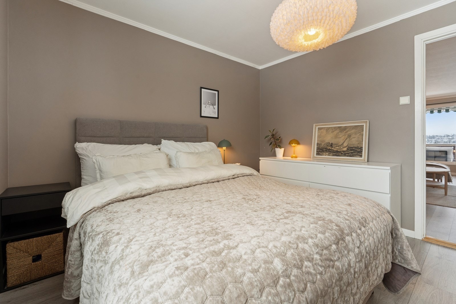 Leiligheten har til sammen tre gode soverom med god plass til seng, tilhørende møblement og oppbevaring. Galleribilde