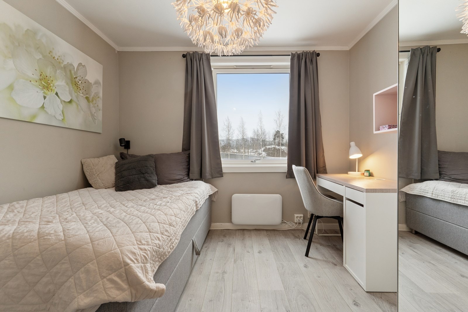 Soverom 2 har adkomst fra entréen og er lyst og innbydende. Galleribilde