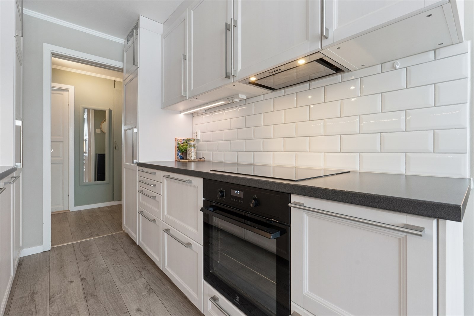 Kjøkkenet er i delvis åpen løsning med stuen og spisestuen. Galleribilde