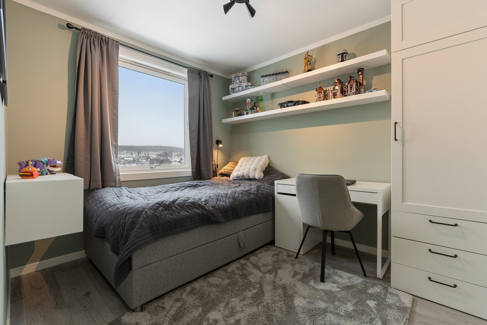 Soverom 3 har adkomst fra spisestue og har god plass til seng og oppbevaringsmøbel. Galleribilde