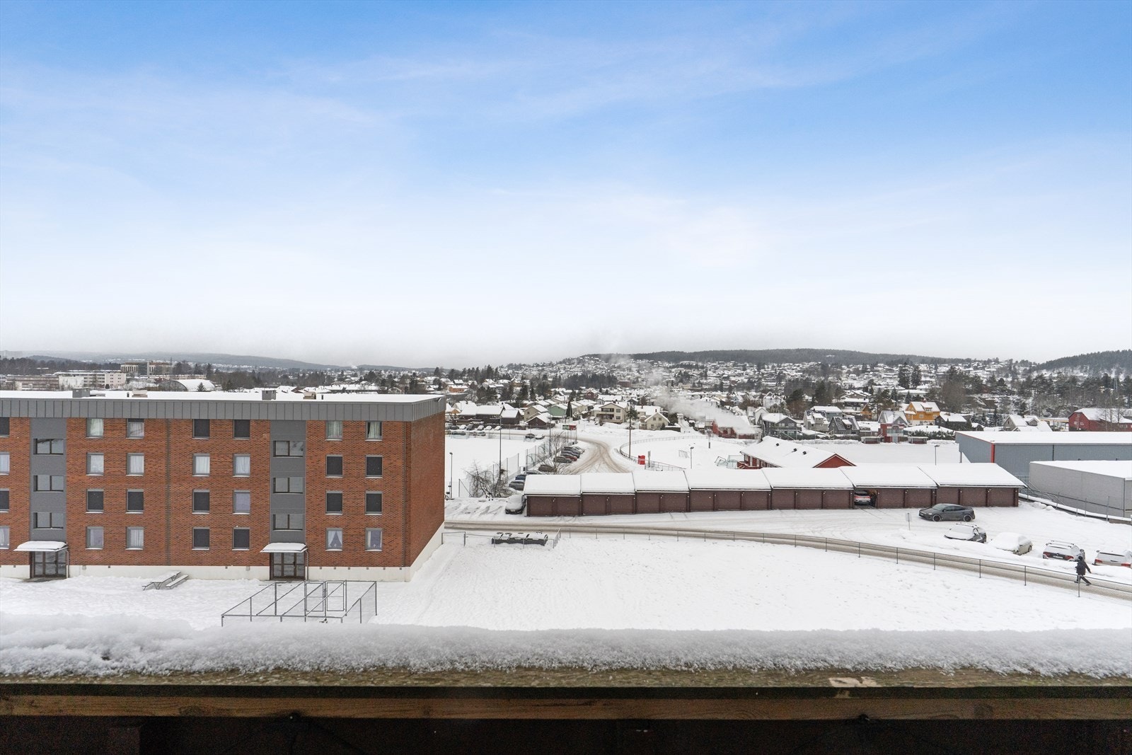 God utsikt over nærområde fra balkongen. Området byr på gode oppvekstkår, med et bredt idrettstilbud og et godt utbygd nettverk av gang- og sykkelveier. Det ligger flere barnehager og barneskoler i området. Galleribilde