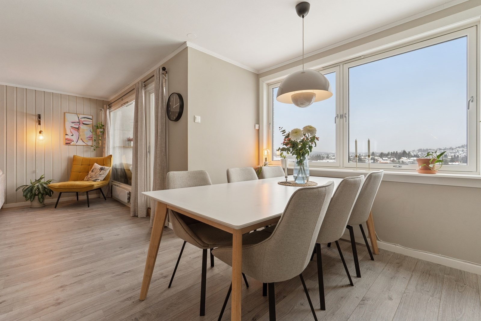 Fra stuen er det utgang til en overbygd, vestvendt balkong hvor du kan nyte flott utsikt og gode solforhold. Galleribilde