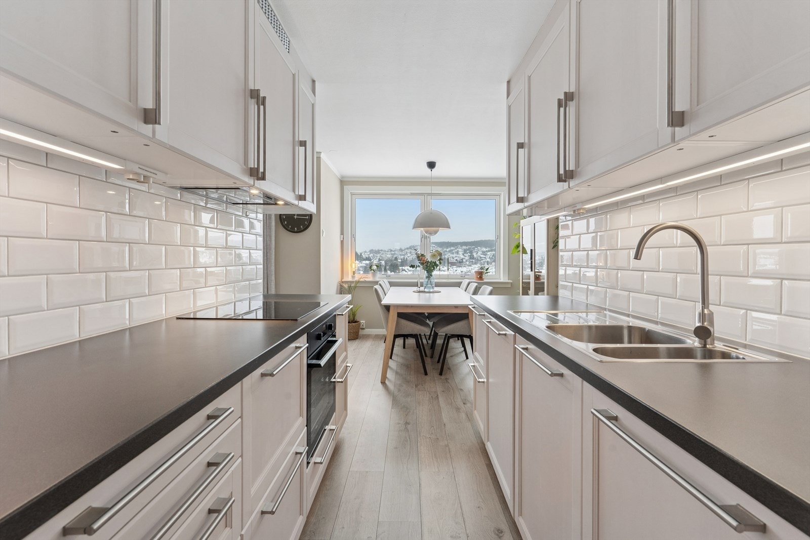 Direkte forbindelse til spiseplassen gir en naturlig flyt i rommet. Galleribilde