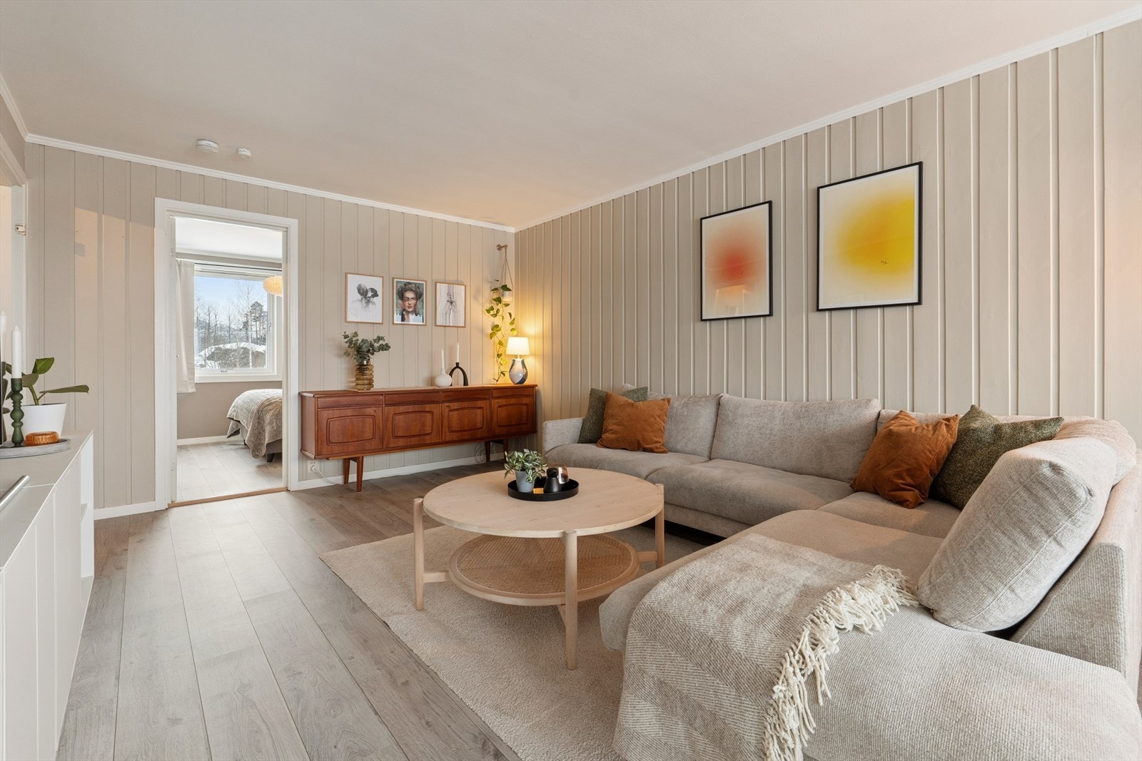 God plass til sofagruppe i tillegg til spisebord mellom stue og kjøkken. Galleribilde