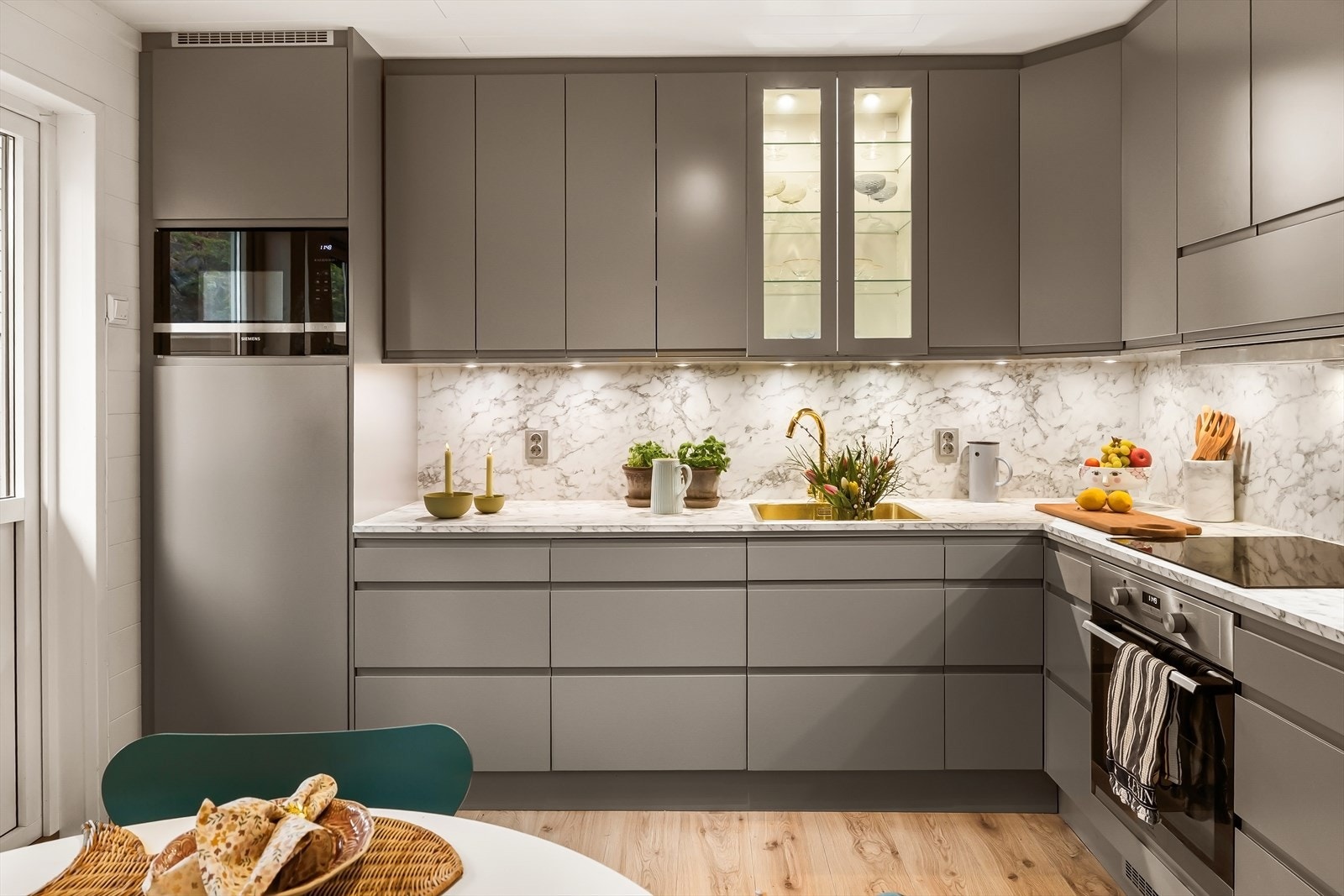 Kjøkkenet har rikelig med skap og skuffeplass, praktisk arbeidsflate og god belysning med downlights under overskap. Galleribilde