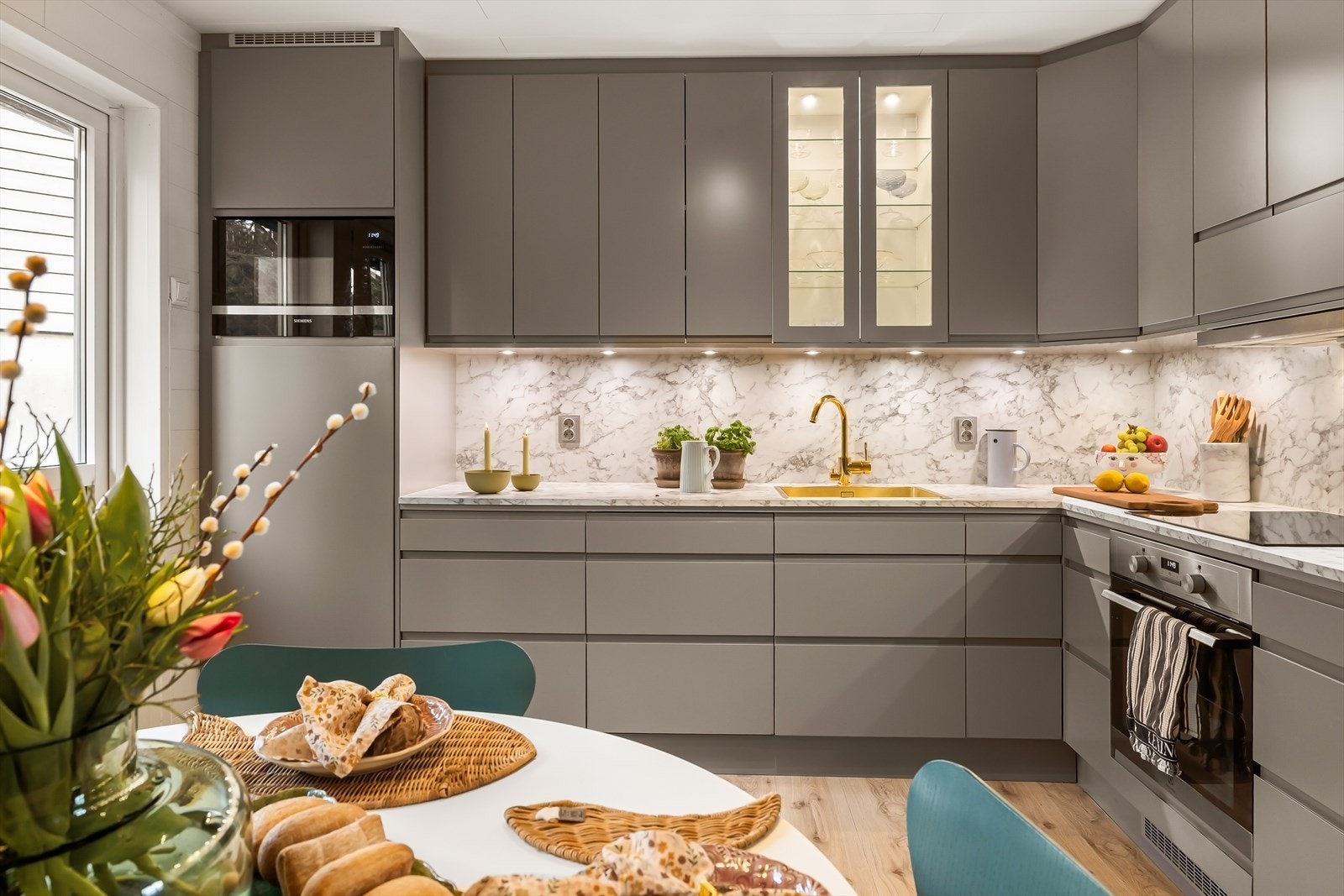 Lekkert og moderne kjøkken med integrerte løsninger Galleribilde