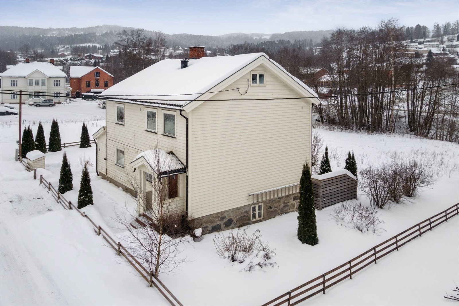 Eiendommen har kort vei til skoler og barnehager, samt flotte turmuligheter i marka. Galleribilde