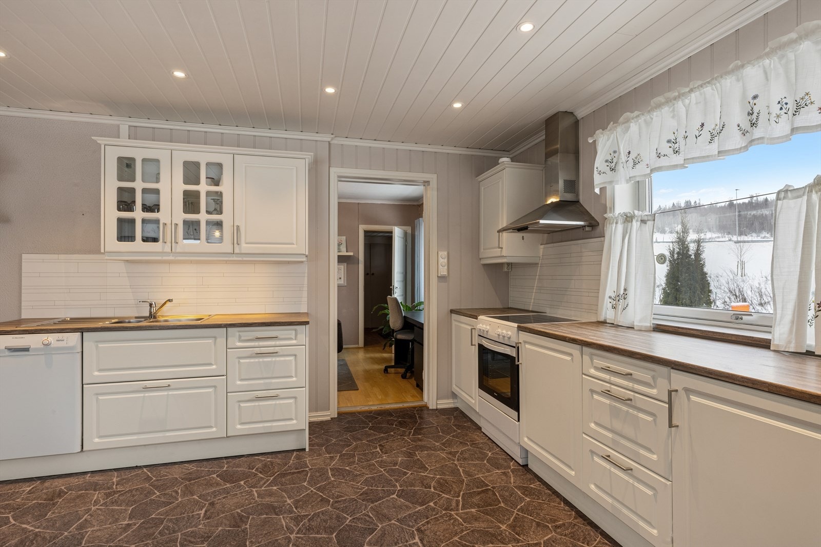 Kjøkkenet har rikelig med skap- og benkeplass. Galleribilde