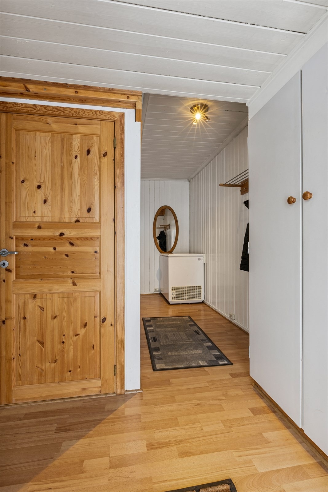 Gang tilhørende leilighet i 2.etg. Egen inngang fra østsiden av huset. Her har man også adkomst til kjeller med god lagringsplass. Galleribilde