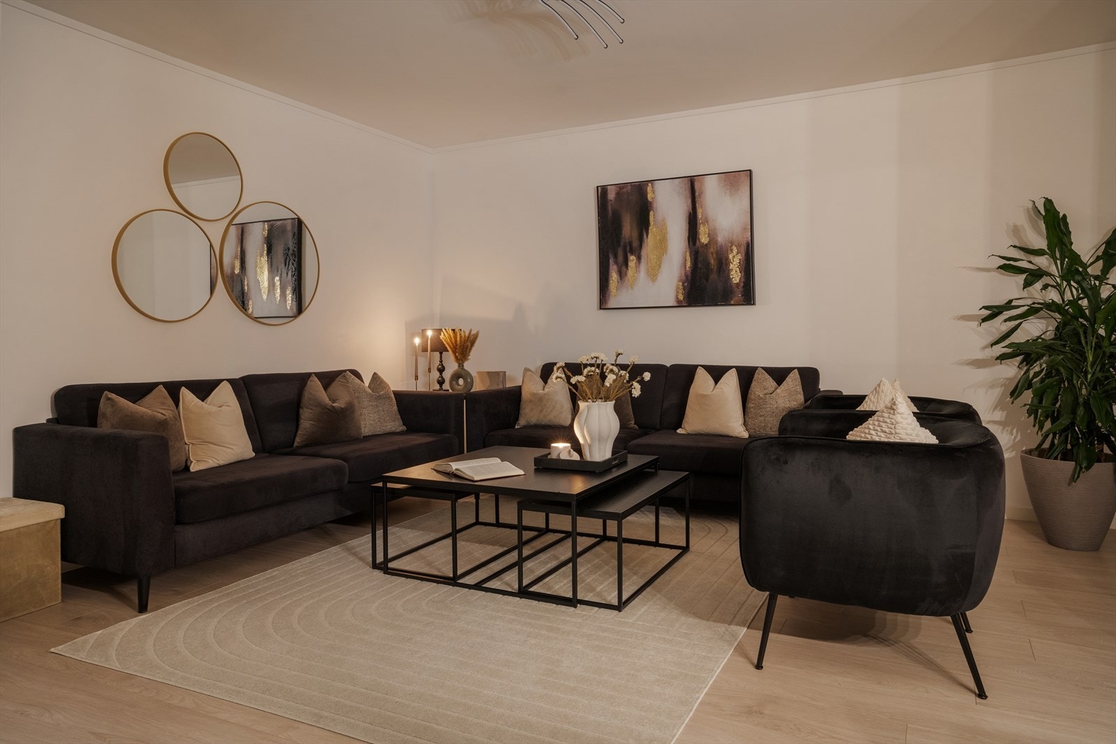 Oppgradert i 2021 med nytt gulv, nye lister samt maling av vegger og tak. Galleribilde