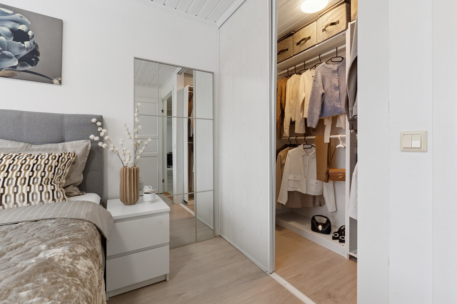 Direkte adkomst til praktisk garderoberom/bod. Galleribilde