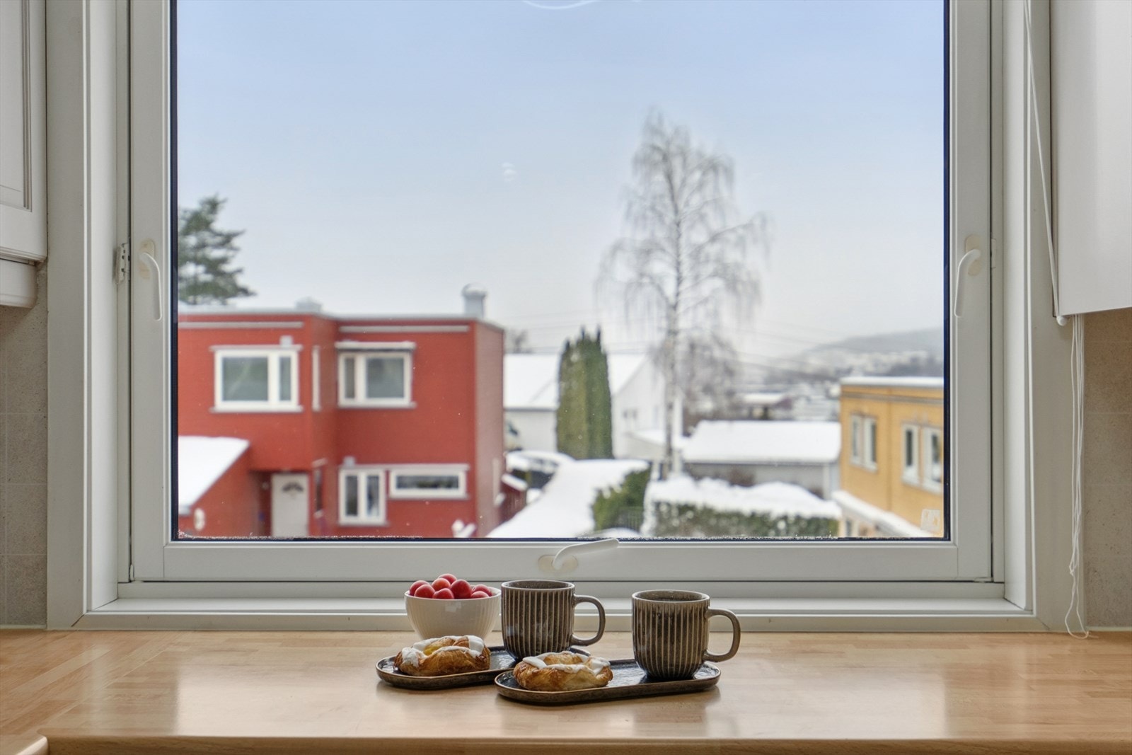 Flott utsyn fra kjøkkenvinduet ut over nærområdet! Galleribilde