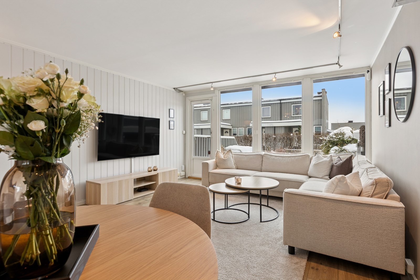 Stuen er holdt i duse og tidsriktige farge-/materialvalg. Galleribilde