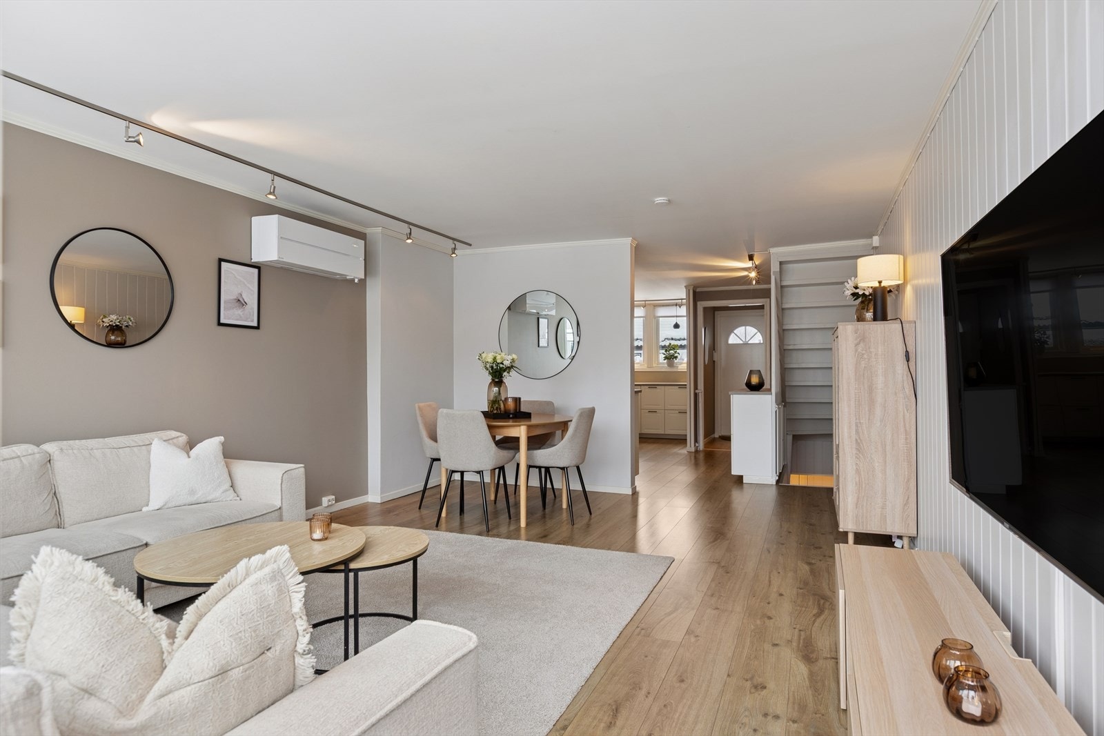 Stuen har plass til flere møbleringsmuligheter for å skape den stuen du selv ønsker. Galleribilde