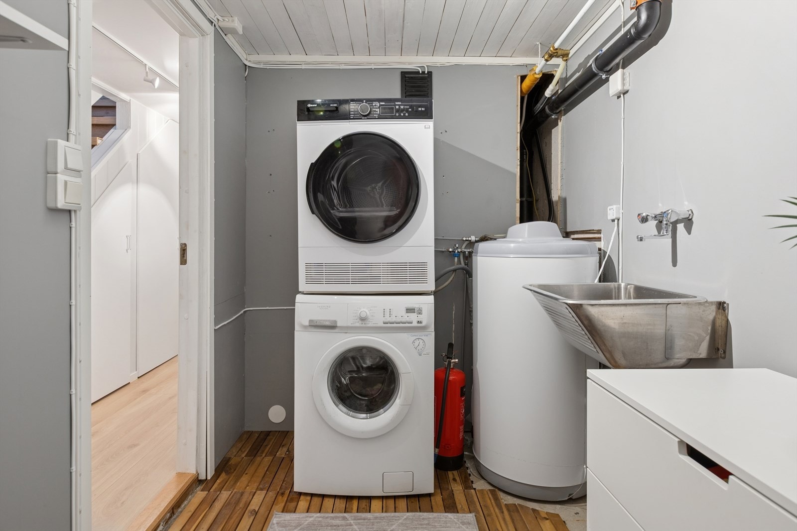 Rom i kjeller er innredet med opplegg for vaskemaskin og utslagsvask. Galleribilde