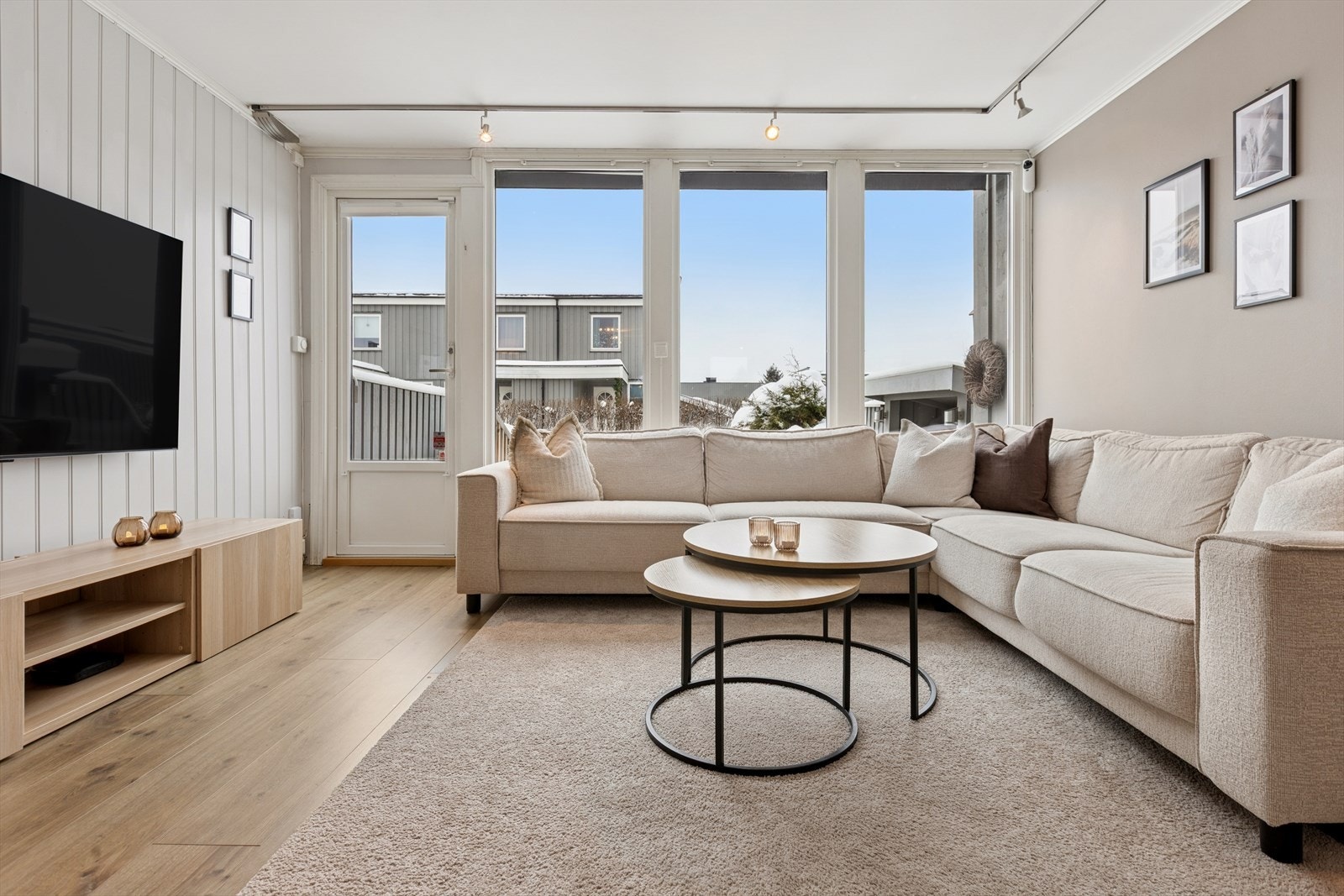 Herfra er det t utgang til en solrik terrasse. Galleribilde