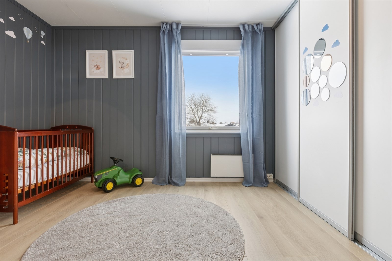 Her er det god plass til diverse oppbevaring stor skyvedørsgarderobe. Galleribilde