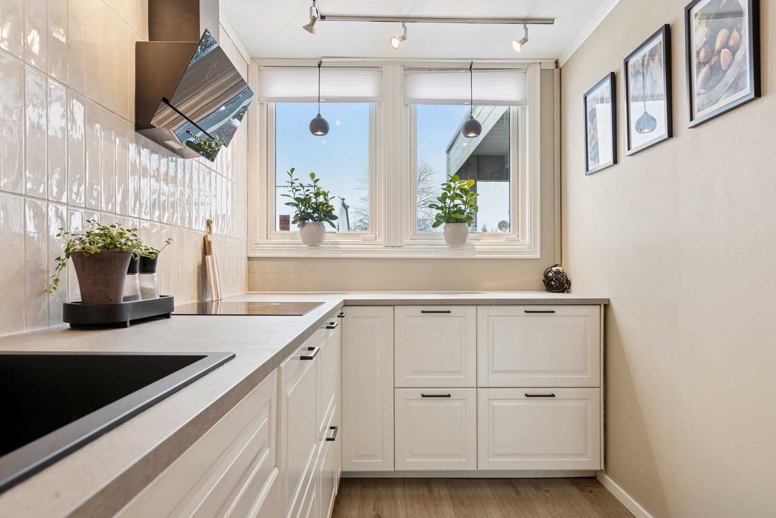 IKEA innredning fra 2013 med profilerte fronter, laminat benkeplate og oppvaskkum i kompositt. Galleribilde