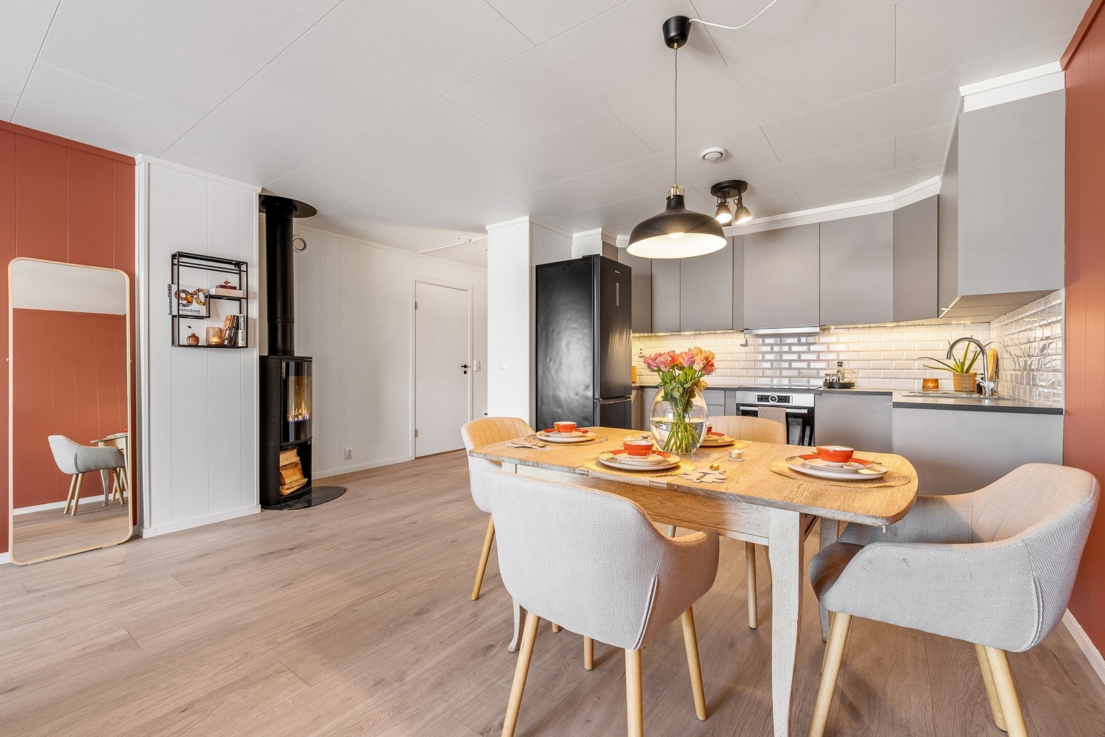 Leiligheten var ferdigstilt i 2017 og holder en god standard med laminat på gulv og malte veggflater. Galleribilde