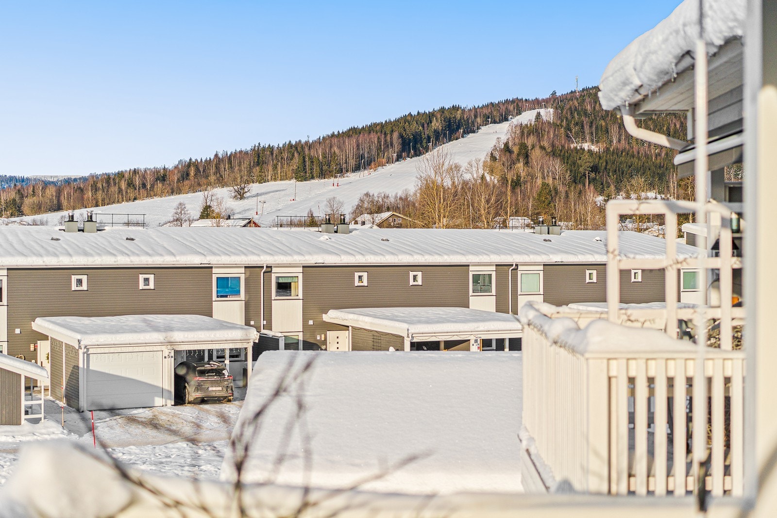 Fra balkongen har man fint utsyn til bl.a. Åslia skisenter. Galleribilde
