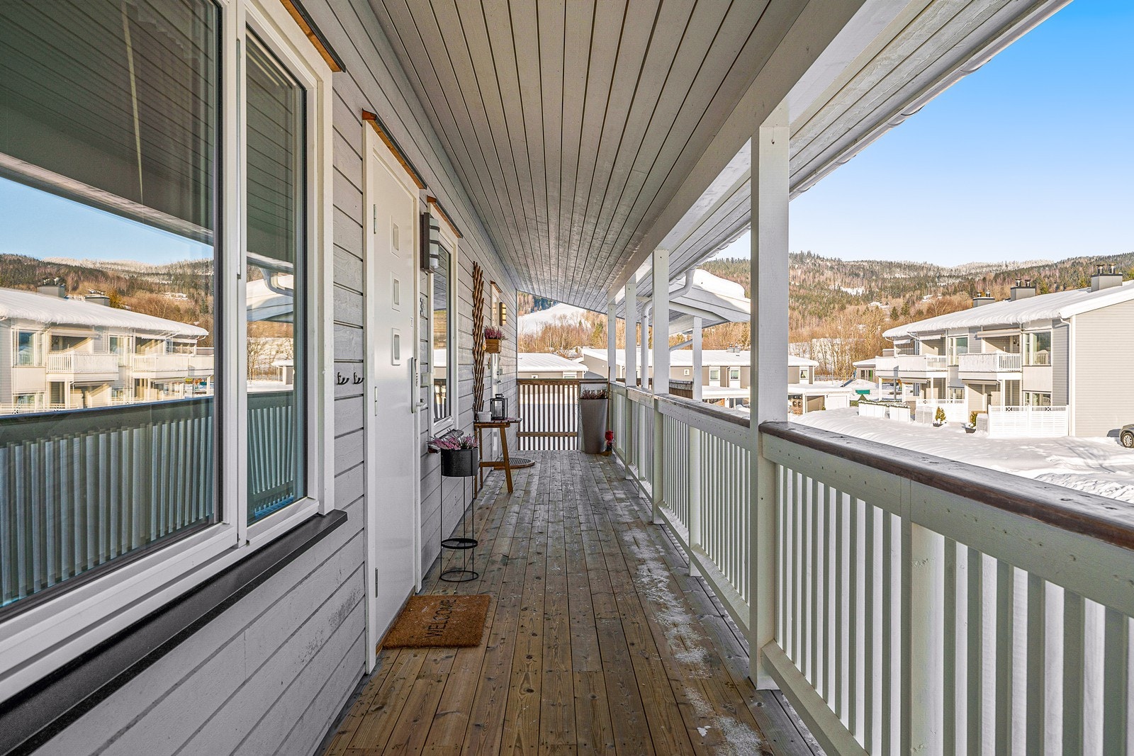 Leiligheten ligger i byggets 2.etasje og har adkomst fra overbygd svalgang. Galleribilde