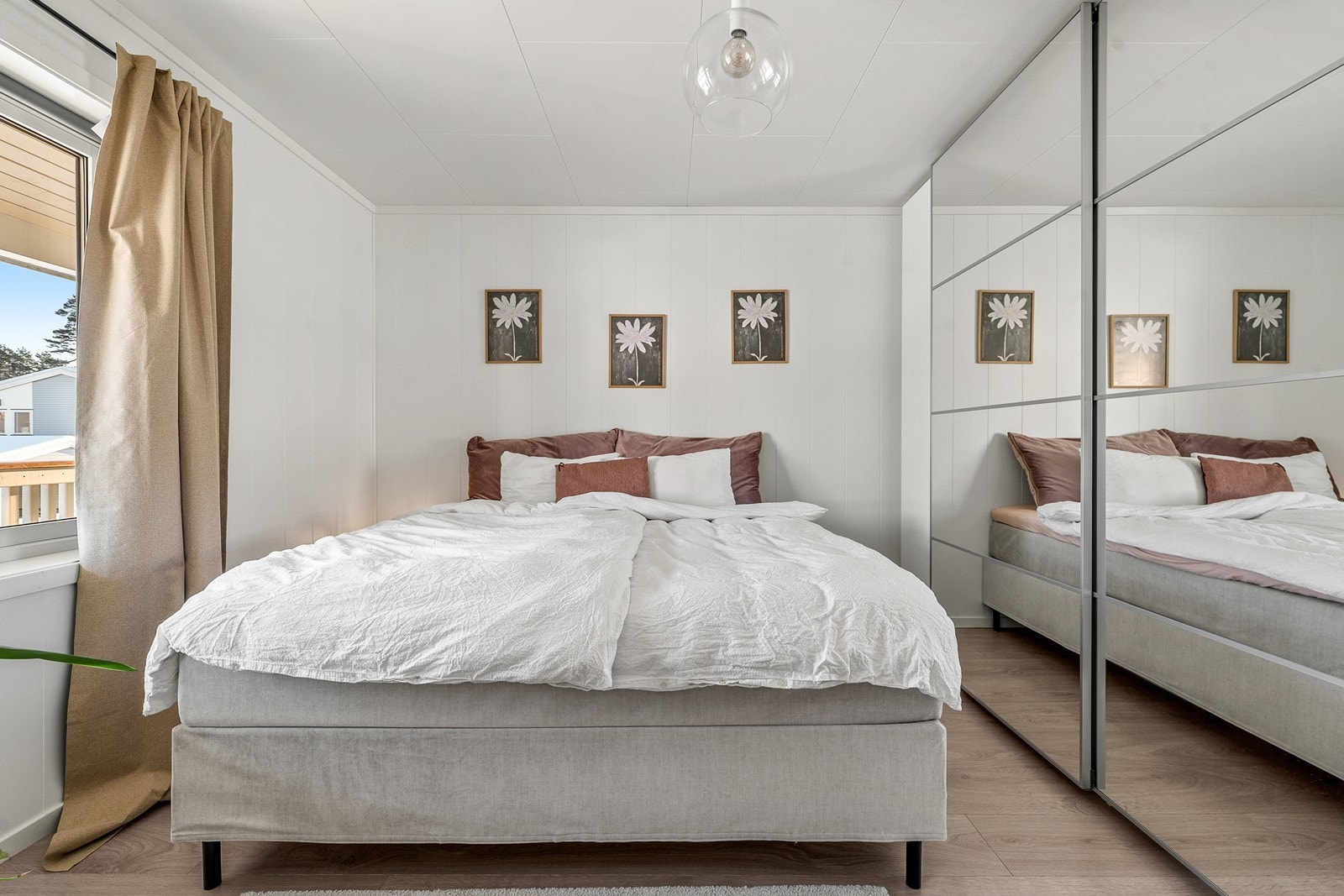 Hovedsoverommet har skyvedørsgarderobe med speilfronter. Galleribilde
