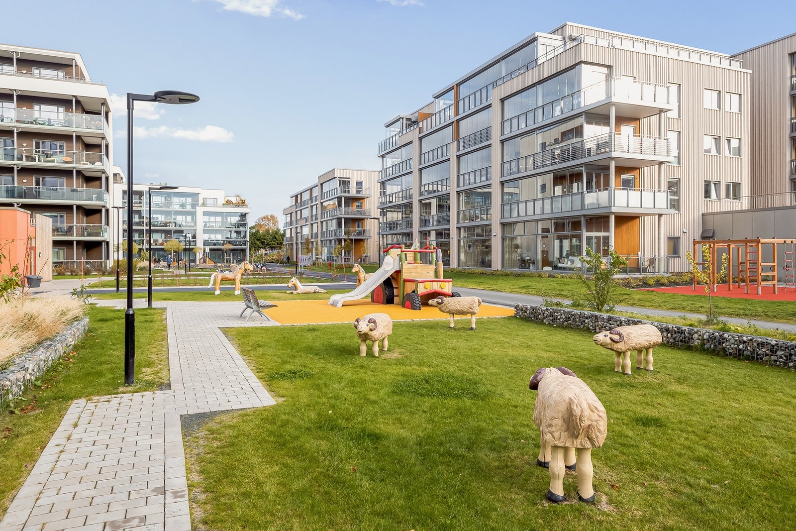 Barnevennlig med flere grøntarealer og lekeplasser i sameiet. Galleribilde