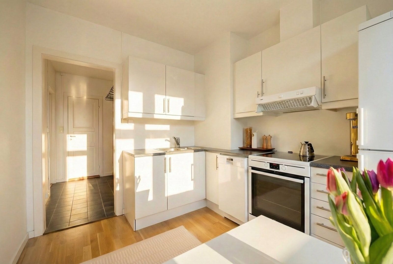 Leiligheten har store vindusflater i alle rom, som slipper inn rikelig med dagslys (AI-edited). Galleribilde