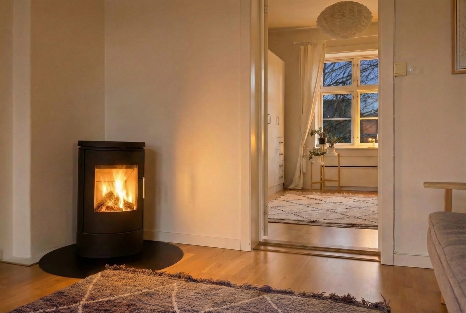 De månedlige felleskostnadene ligger på kr. 3027 oer måned og inkluderer bl.a. bredbånd (AI-edited). Galleribilde