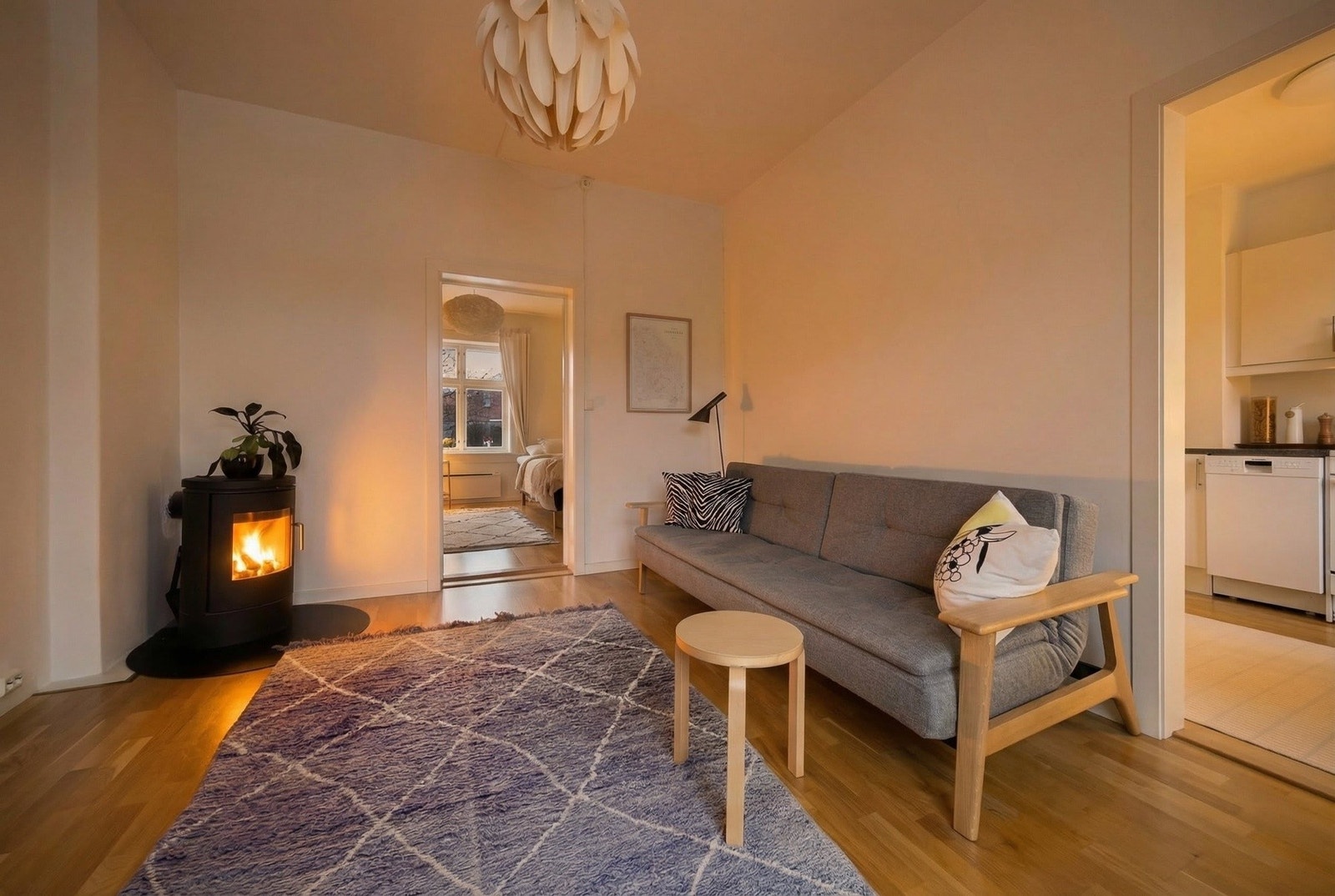 Peisen i stuen sørger for lun og god oppvarming på vinterstid, og holder strømkostnadene nede (AI-edited). Galleribilde