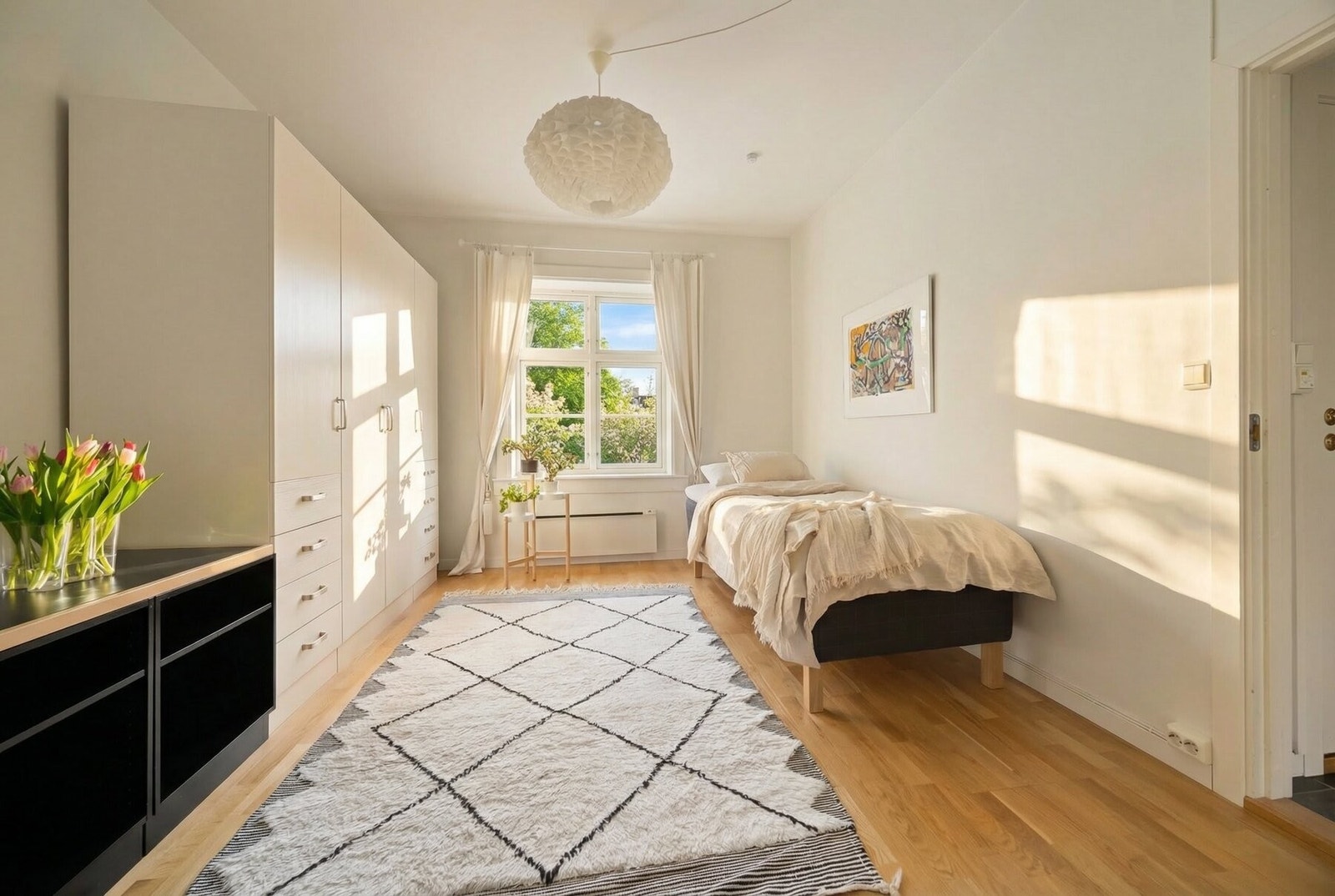 Soverommet er av god størrelse og har rikelig med plass både til dobbeltseng og garderobeløsninger etter eget ønske (AI-edited). Galleribilde