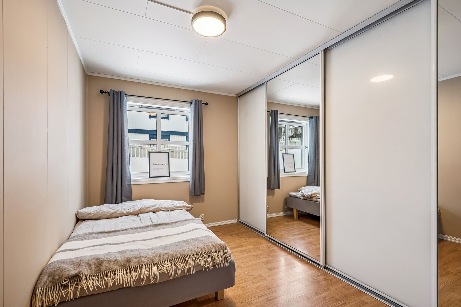 Soverom 2 av god størrelse med et stort integrert skyvedørgarderobe Galleribilde