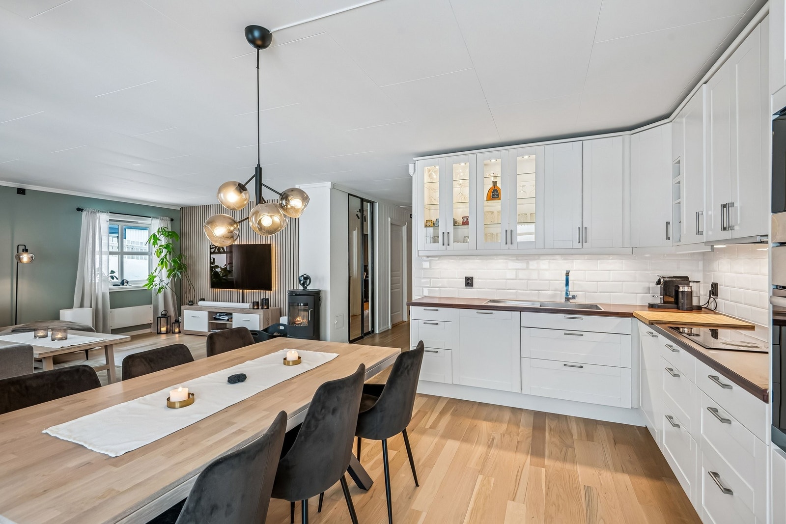 Åpen løsning mellom kjøkken og stue Galleribilde