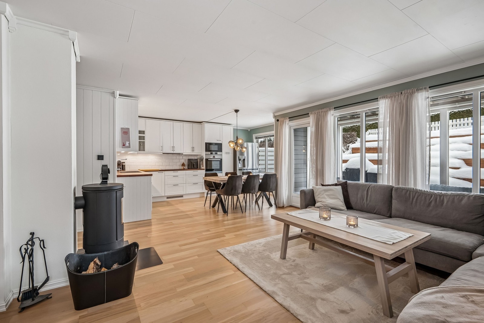 Åpen løsning mellom kjøkken og stue. Verandadør til balkongen på baksiden av leiligheten Galleribilde