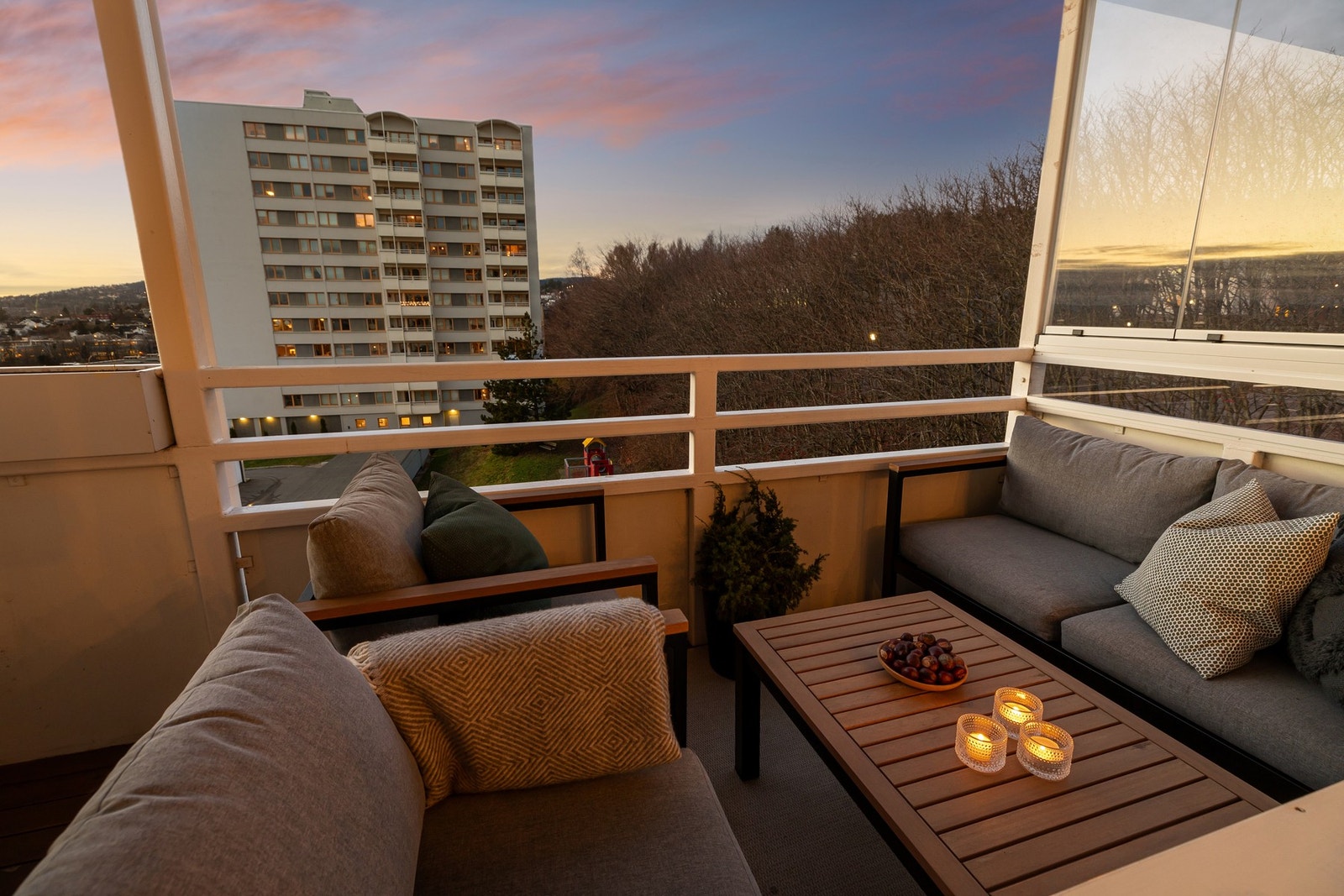 Stuen har utgang til en vestvendt balkong på ca. 8,5 m² (TBA) med gode solforhold fra ettermiddag til kveld. Galleribilde