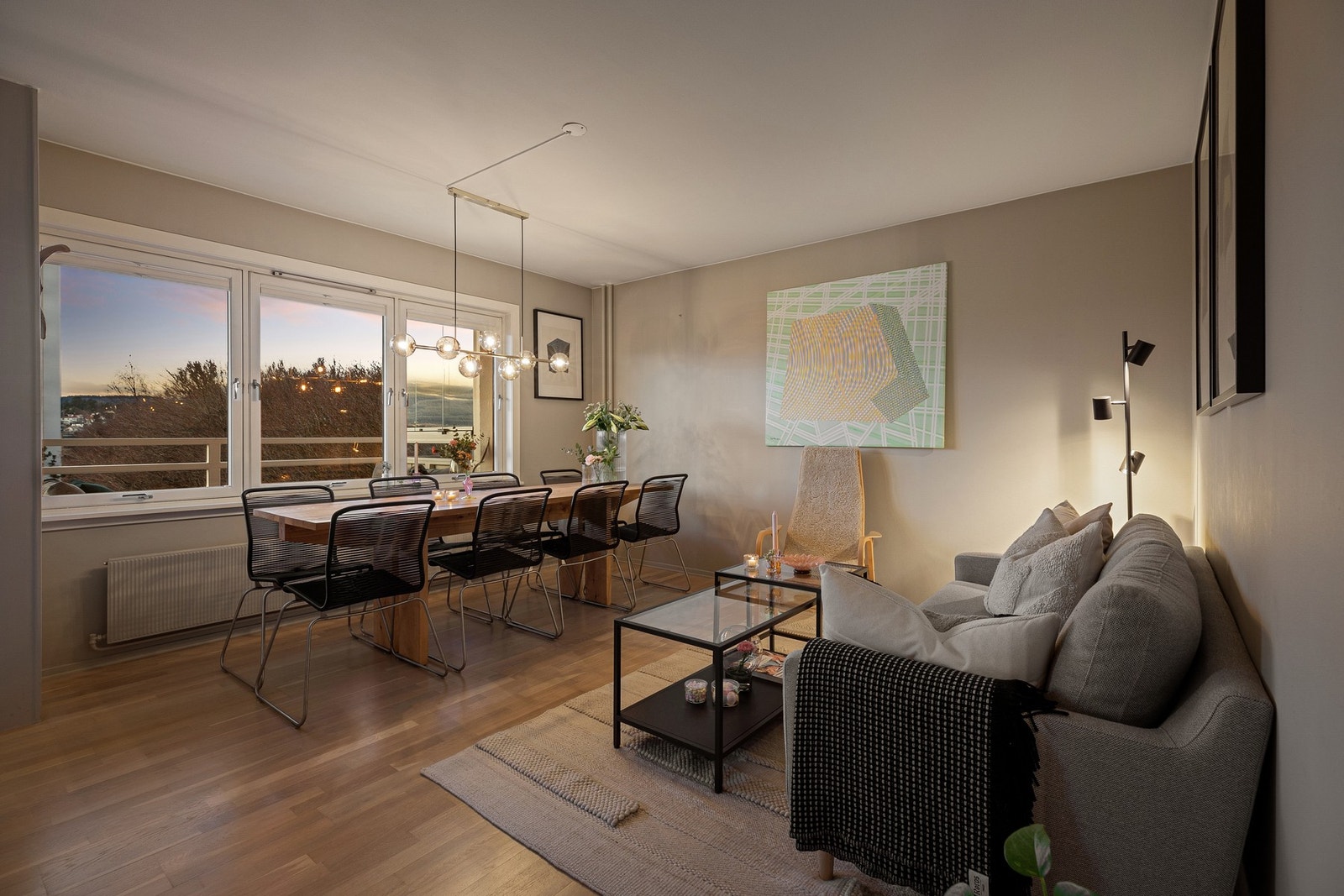 Stuen er et romslig og innbydende oppholdsrom med god takhøyde og naturlige møbleringssoner Galleribilde