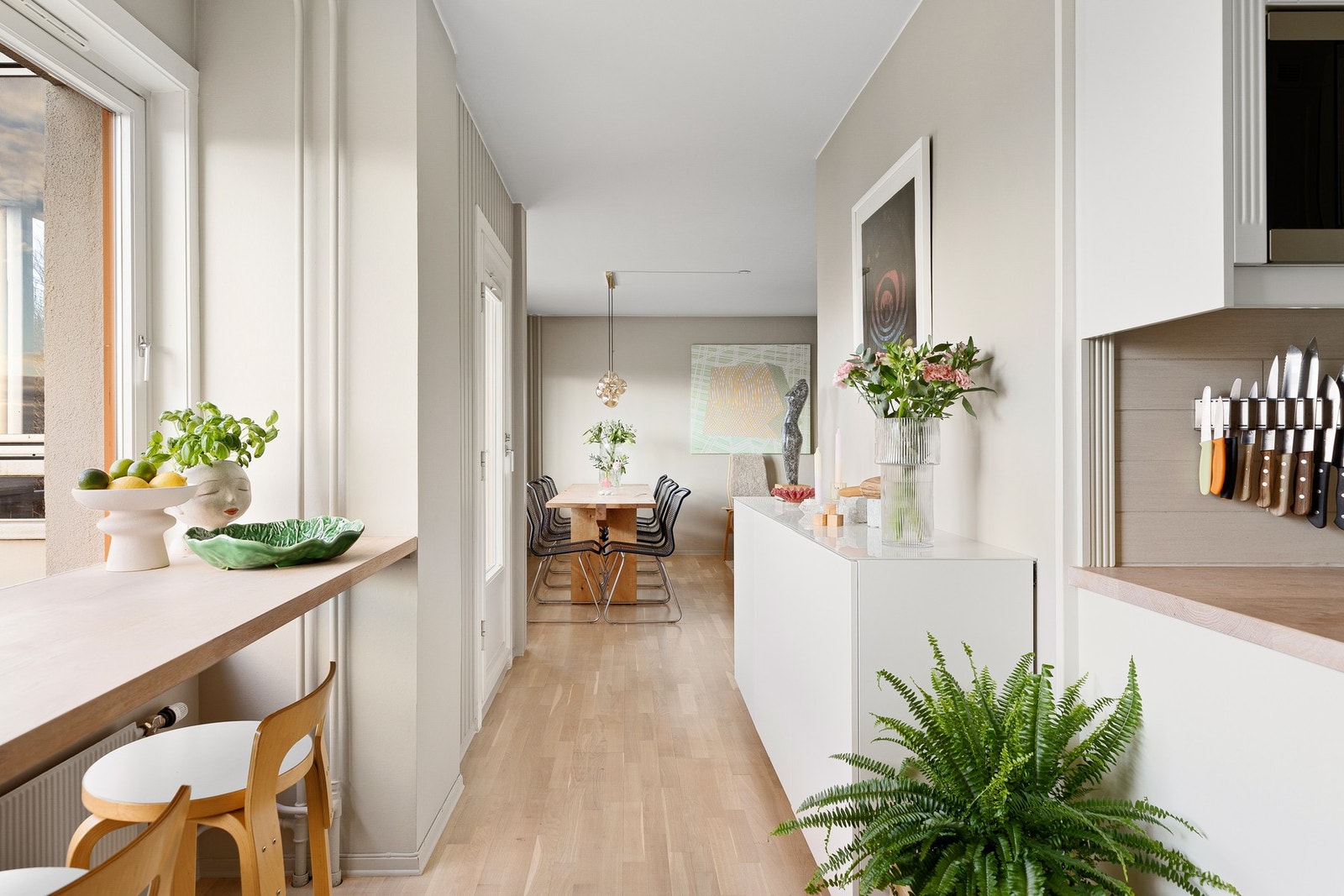 Videre inn fra stuen finner vi kjøkkenet. Galleribilde