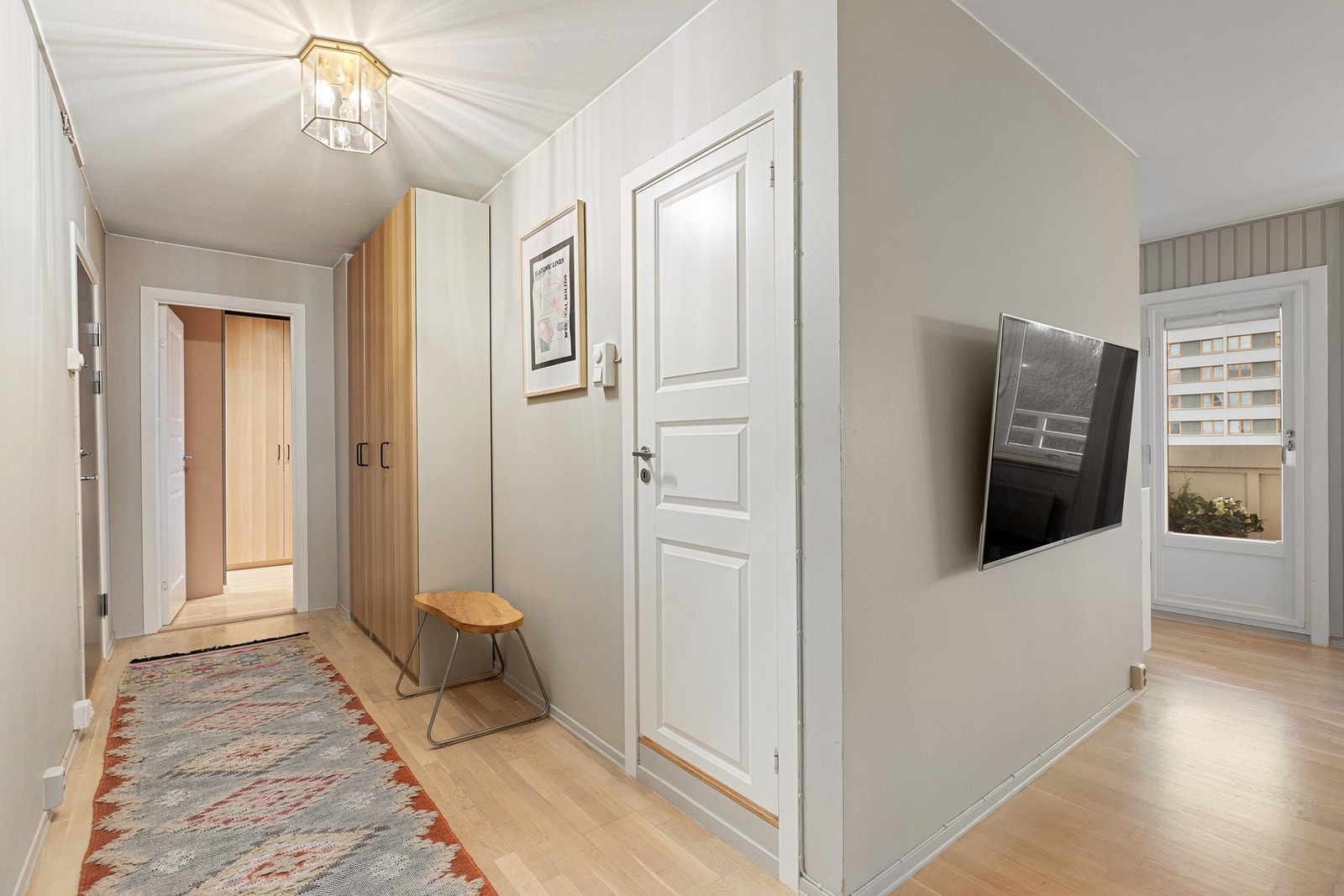 Velkommen inn! Entré og gang gir et ryddig og oversiktlig førsteinntrykk, med god flyt videre inn i boligen. Galleribilde