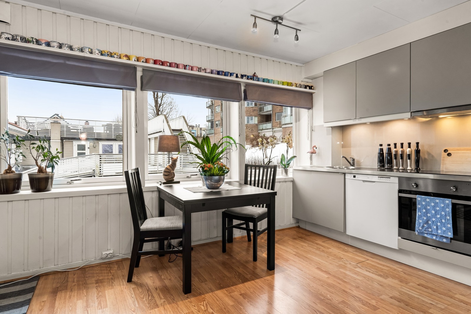 Kjøkkenet har en enkel og ryddig innredning med slette fronter, og innredningen er nylig malt. Galleribilde