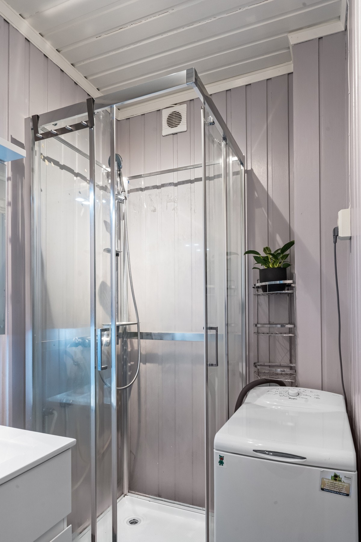 Gulvet har malt belegg og veggene har trepanel. Galleribilde