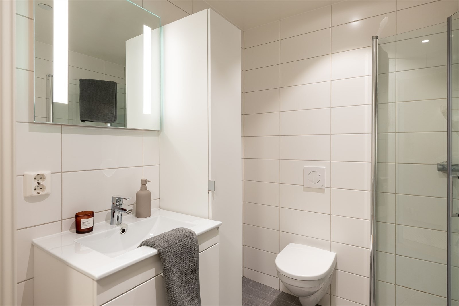 Pent og flislagt bad på 3,5m² med behagelig gulvvarme. Galleribilde