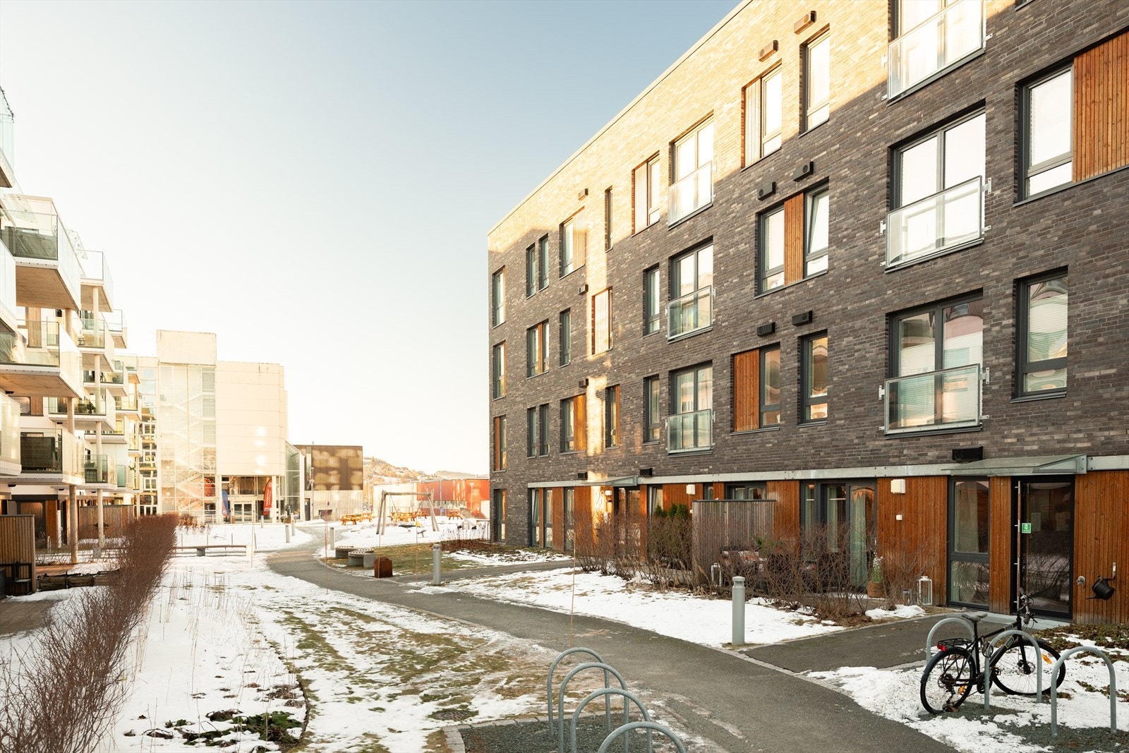 Den attraktive beliggenheten på Lade byr på umiddelbar nærhet til alt av servicefasiliteter som blant annet treningssenter, shoppingsenter, dagligvarer og turmuligheter på Ladestien. Galleribilde