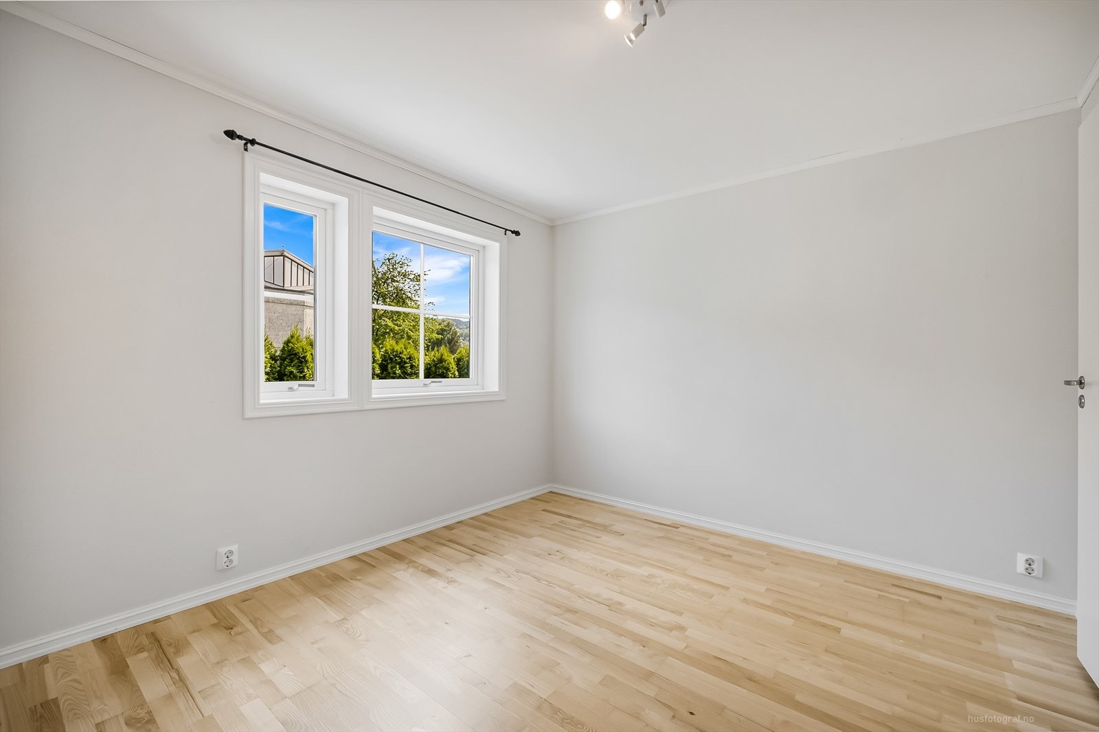 Plass til stor seng og ekstra møbler Galleribilde