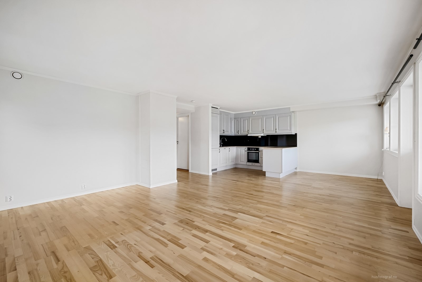 Den store og åpne stuen er fint koblet sammen med kjøkkenet Galleribilde