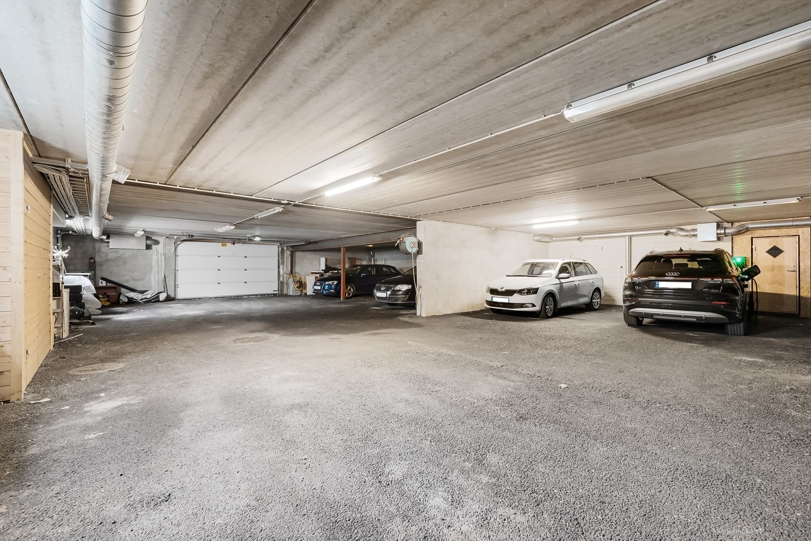 Garasjekjelleren har en fin størrelse. Medfølgende bod bak parkeringsplassen Galleribilde