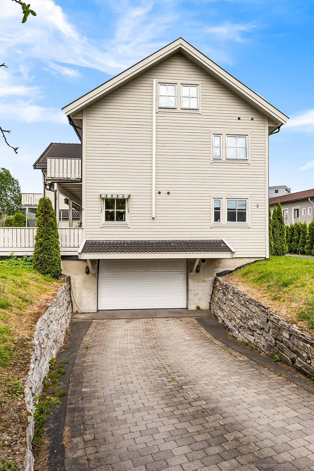 Leiligheten disponerer en parkeringsplass og bod i felles garasjekjeller Galleribilde