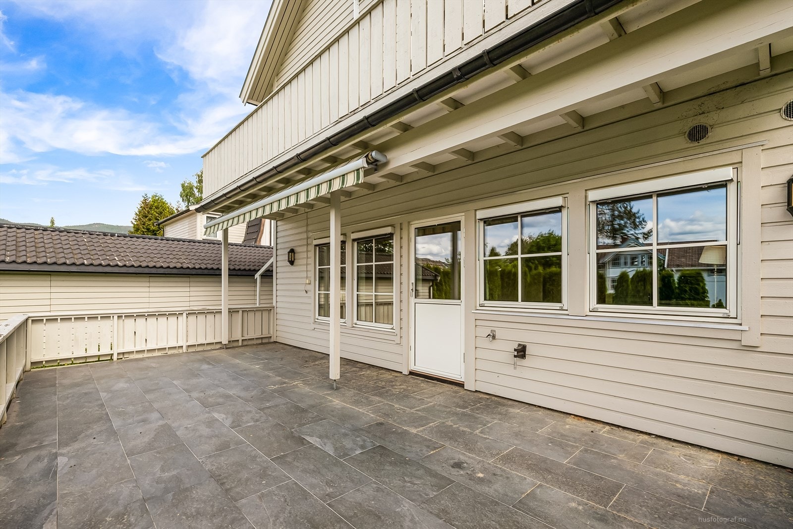 Fra stuen har du direkte adgang til en stor terrasse (ca 30 kvm) med markise, perfekt for avslapning og sosiale sammenkomster Galleribilde