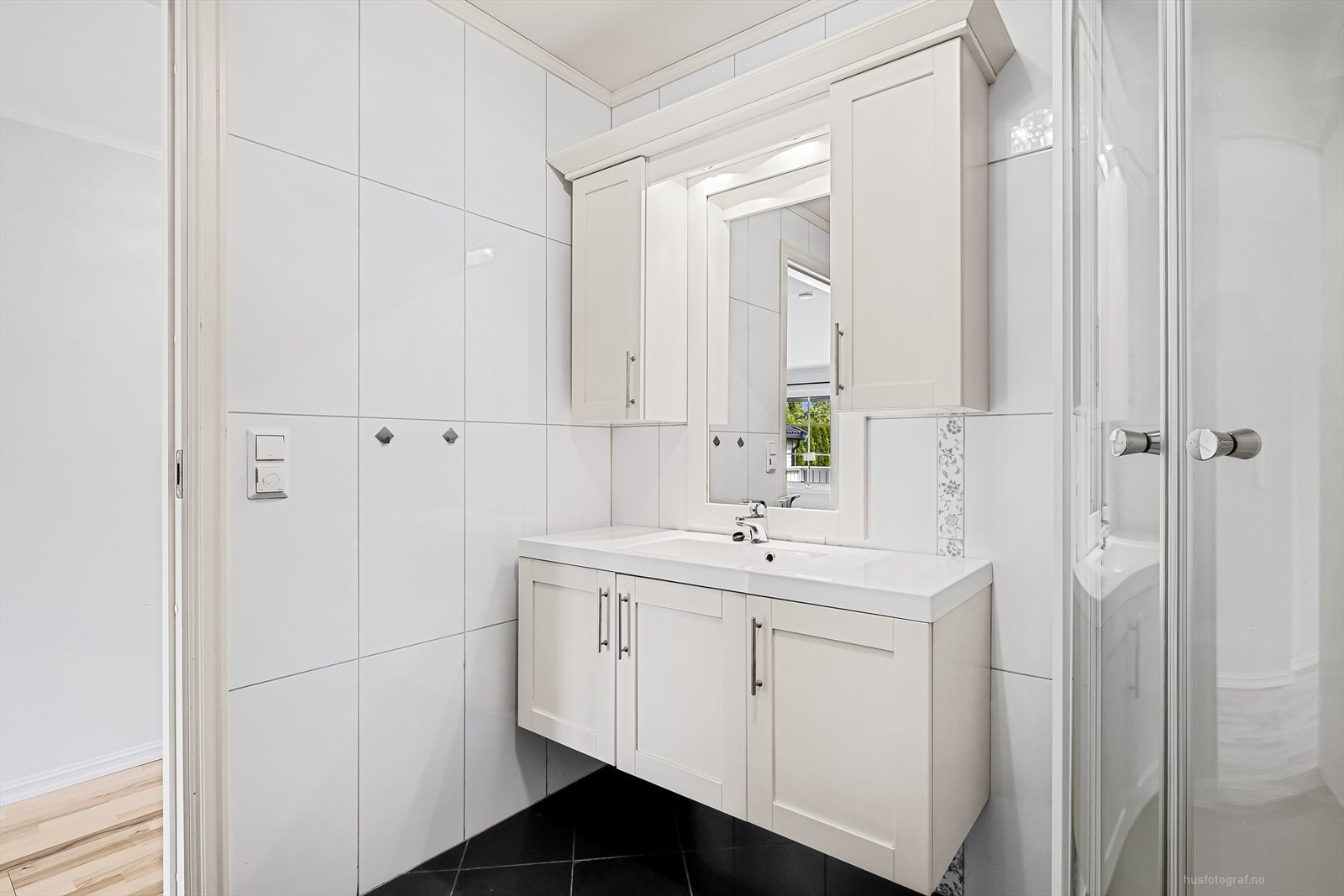 Servant, dusjkabinett og vegghengt klosett. Gulvvarme Galleribilde