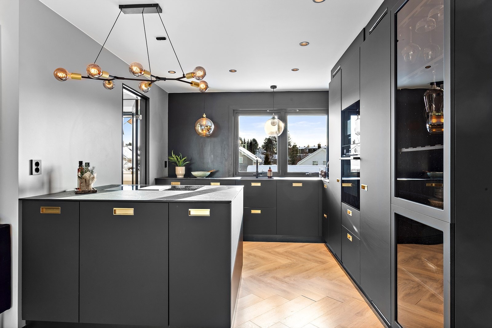 Kjøkkenet er utstyrt med integrerte hvitevarer og et praktisk vinskap. Galleribilde